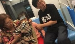 爷爷带孙女吃瓜视频,温馨互动萌翻网友