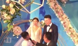 婚礼新郎唱歌吃瓜,新郎唱歌吃瓜，趣味横生现场瞬间