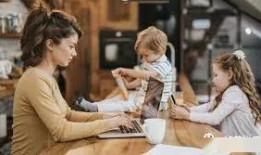 售楼同事吃瓜,揭秘房产销售背后的秘密