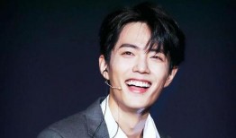 肖战吃瓜中大笑