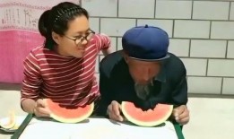爷爷带孙女吃瓜视频,温馨互动萌翻网友