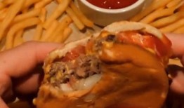 老外吃中国汉堡吃瓜视频,吃瓜视频揭示中西美食差异